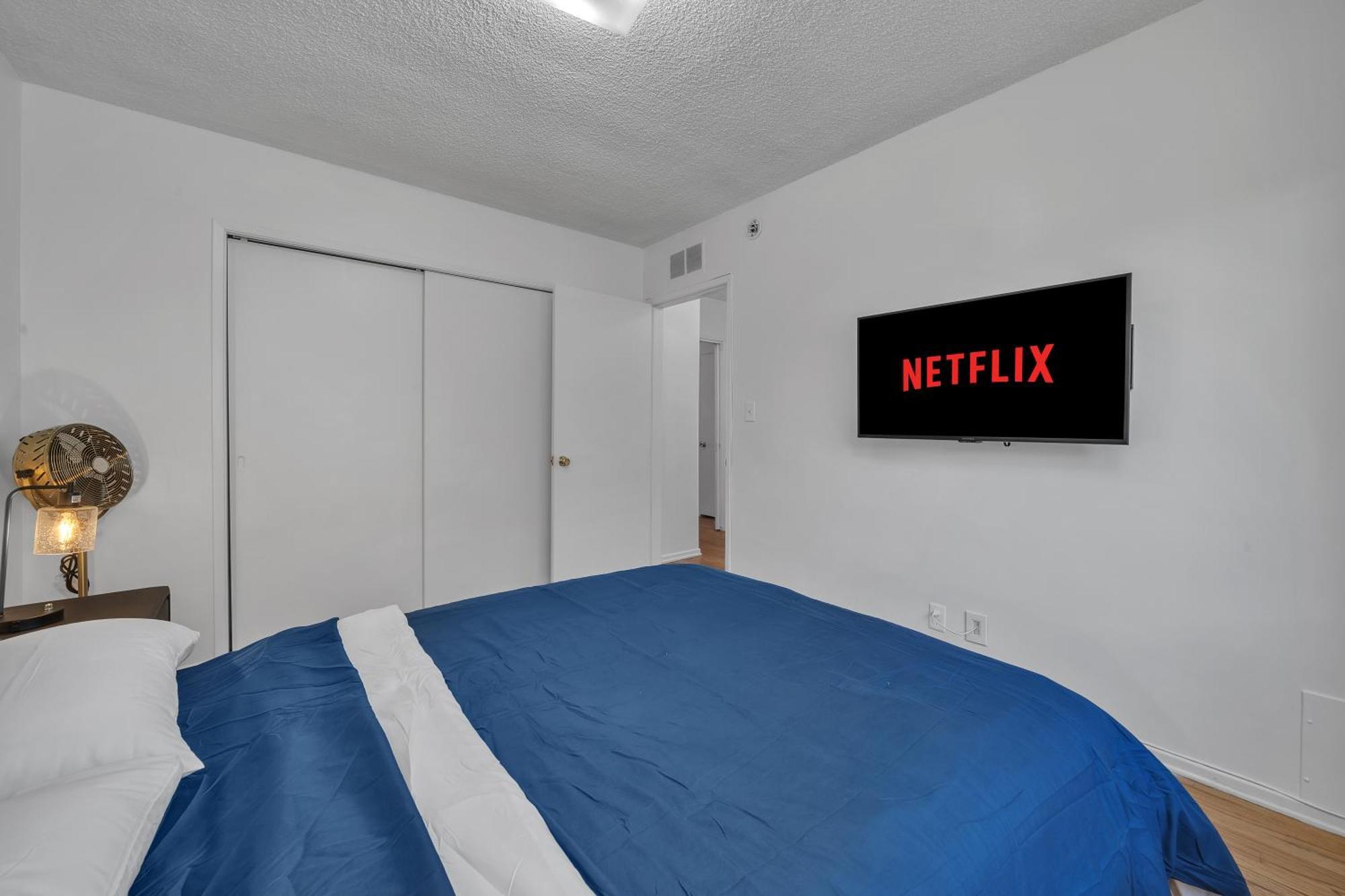 Prime Location 2 Bedroom And 2 Bathroom Retreat In Beverly Hills With Free Parking