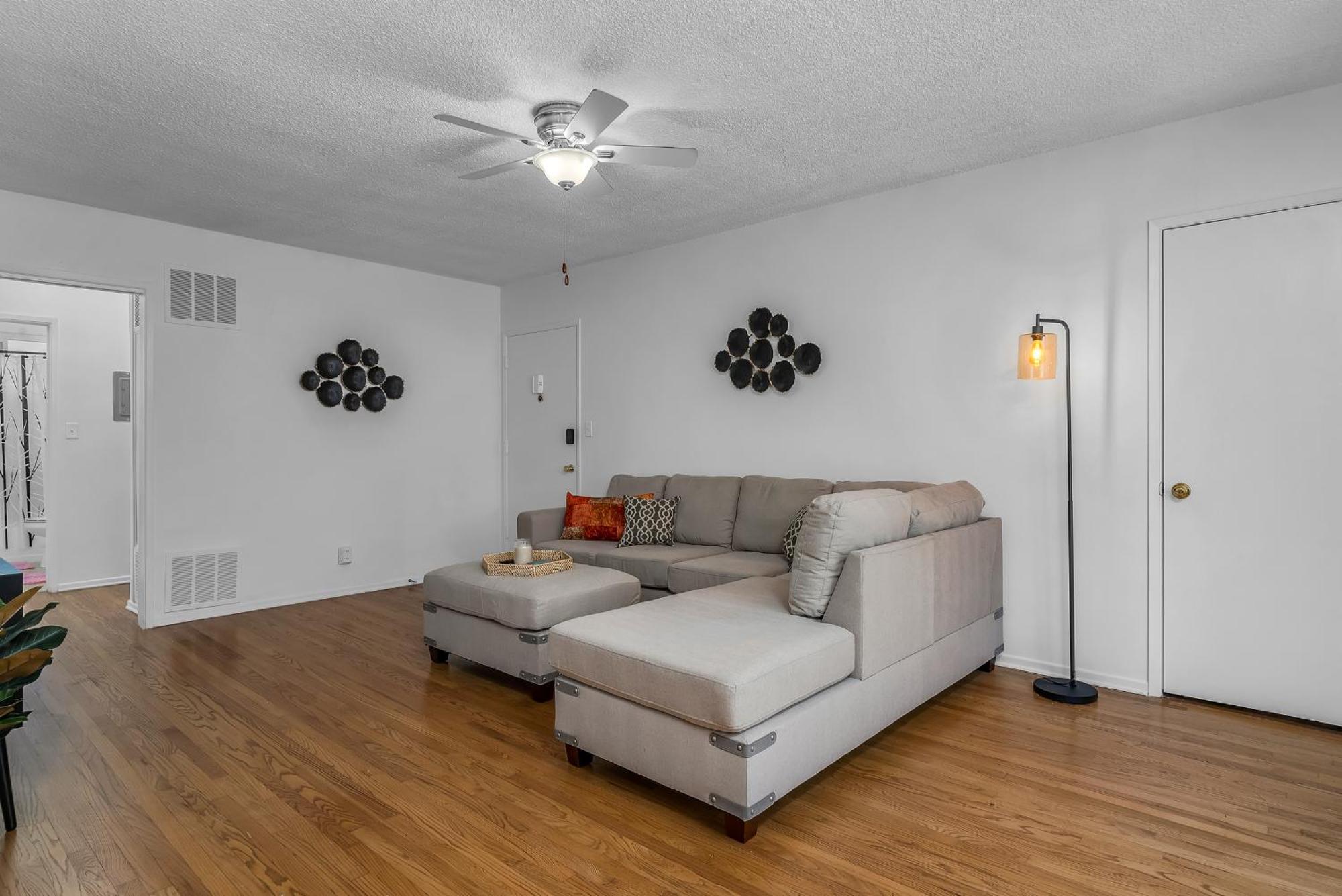 Prime Location 2 Bedroom And 2 Bathroom Retreat In Beverly Hills With Free Parking
